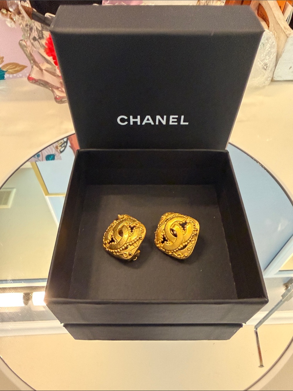 Chanel CC Logo Gold Clip-On Earrings - Picture 4 of 9
